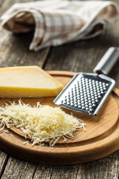 Gustoso formaggio grattugiato. Parmigiano . — Foto Stock