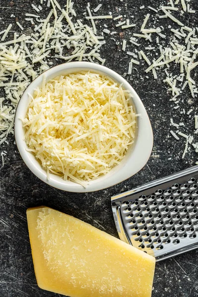 おいしいすりおろしたチーズ。パルメザンチーズ. — ストック写真