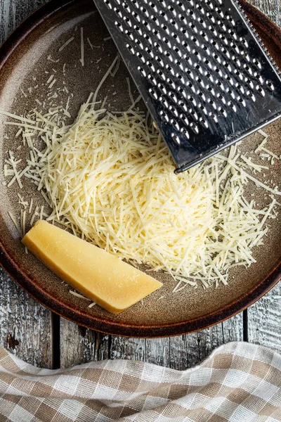 おいしいすりおろしたチーズ。パルメザンチーズ. — ストック写真