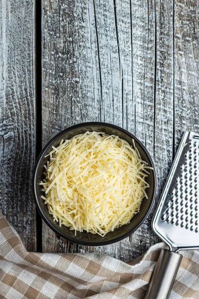 Gustoso formaggio grattugiato. Parmigiano . — Foto Stock