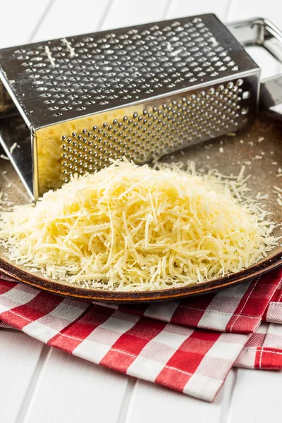 Gustoso formaggio grattugiato. Parmigiano . — Foto Stock