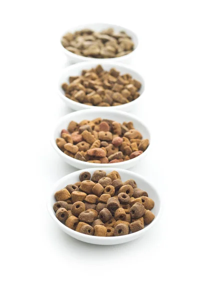 Makanan hewan peliharaan Dry kibble. Berdendang untuk anjing atau kucing . — Stok Foto