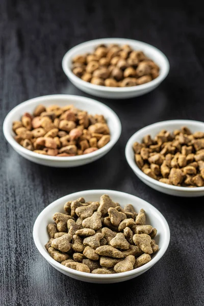 Comida seca para animais de estimação. Kibble para cão ou gato . — Fotografia de Stock