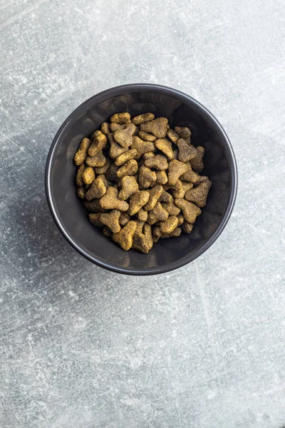 Сухий корм для домашніх тварин. Кіббл собака або котяча їжа . — стокове фото
