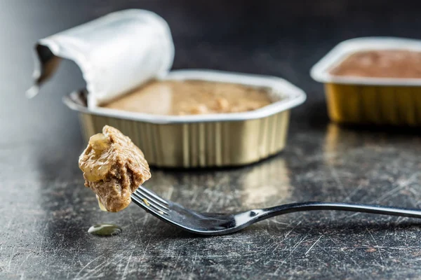 Comida húmeda para mascotas. Paté de gato o perro . — Foto de Stock