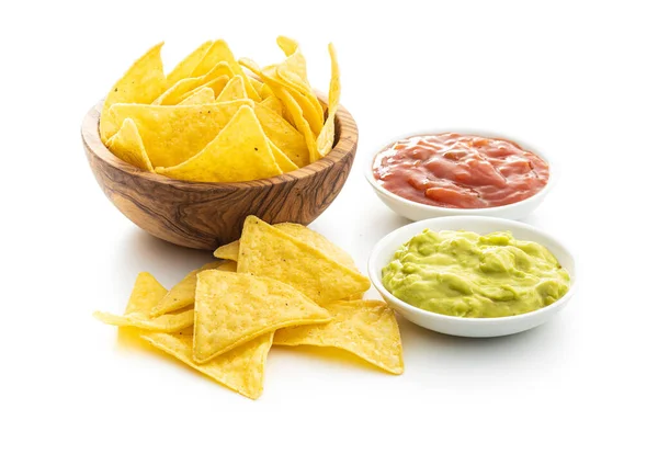 Majs nacho chips med avokado och tomat dip. — Stockfoto