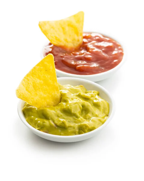 Maïs nacho chips met avocado en tomaat dip. — Stockfoto