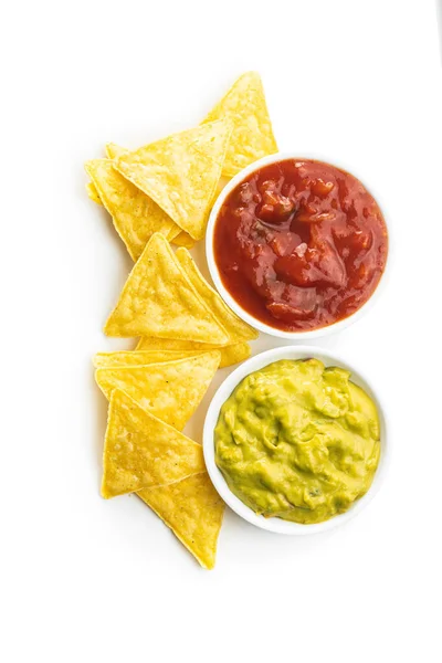 Majs nacho chips med avokado och tomat dip. — Stockfoto