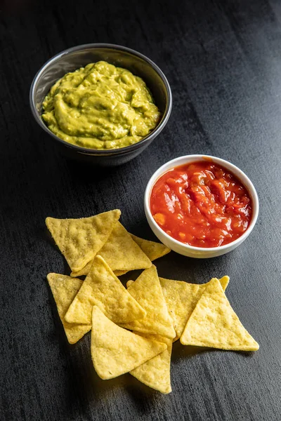 Mais-Nacho-Chips mit Avocado und Tomatendip. Gelbe Tortilla — Stockfoto