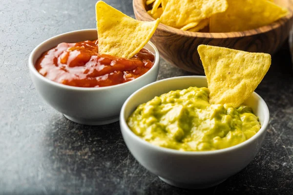 Chips de nacho de milho com abacate e tomate. Tocha amarela — Fotografia de Stock