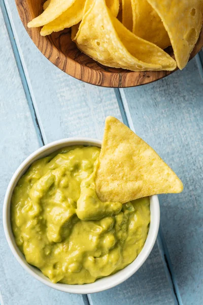 Maisnacho-Chips und Avocado-Dip. Gelbe Tortilla Chips und Guac — Stockfoto