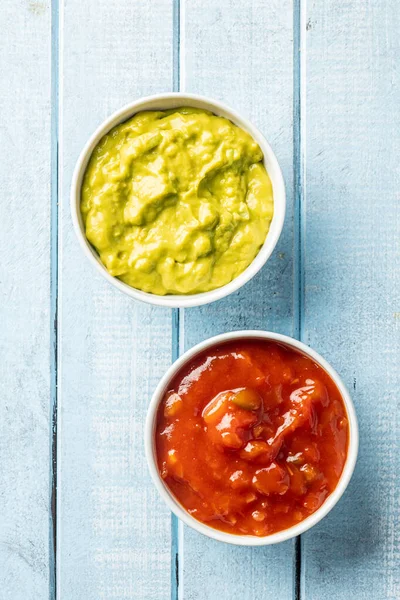 Sauces dans un bol. Plongée guacamole et tomate — Photo