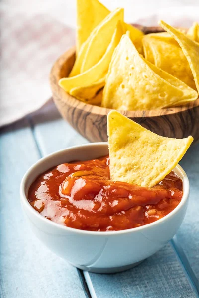 Mais-Nacho-Chips und Tomaten-Dip. — Stockfoto