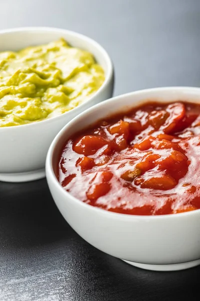 Saus dalam mangkuk. Guacamole dan saus tomat — Stok Foto