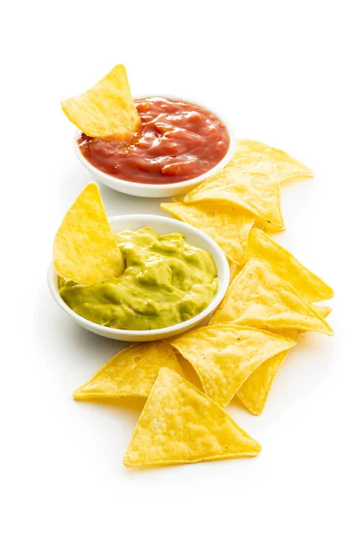Majs nacho chips med avokado och tomat dip. — Stockfoto