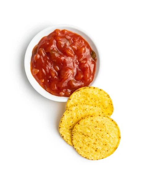 Chips de nacho de milho redondo e molho de tomate. Batatas de tortilla amarelas e — Fotografia de Stock