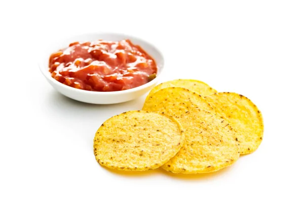 Chips de nacho de milho redondo e molho de tomate. Batatas de tortilla amarelas e — Fotografia de Stock