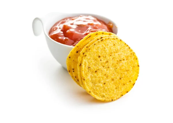 Chips de nacho de milho redondo e molho de tomate. Batatas de tortilla amarelas e — Fotografia de Stock