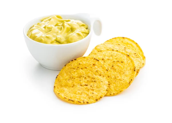 Runde Nacho-Chips und Avocado-Dip. Gelbe Tortilla Chips und Gua — Stockfoto