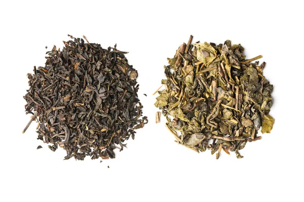 Getrocknete Blätter des schwarzen und grünen Tees. — Stockfoto
