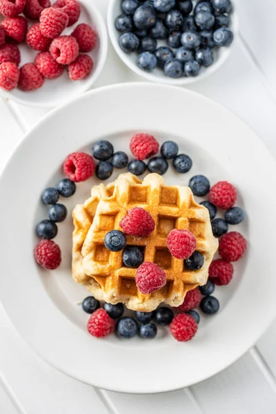 Waffles com mirtilos e framboesas. — Fotografia de Stock