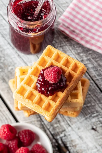 Waffles doces saborosos com framboesas e geléia . — Fotografia de Stock