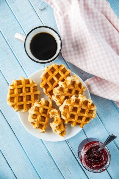 Tasty sweet waffles with raspberry jam and tea cup. — Stock Photo, Image