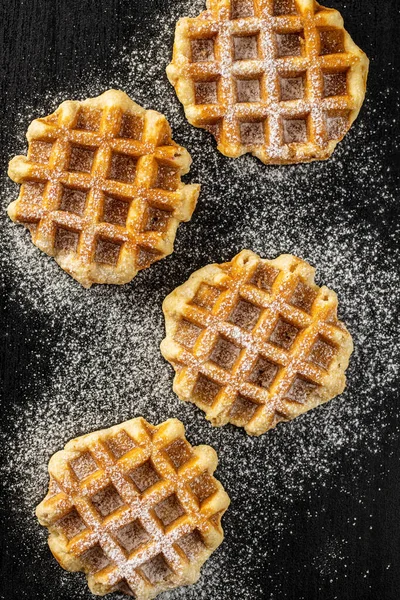 Belçika waffleları üzerine şeker serpiştirilmiş. — Stok fotoğraf