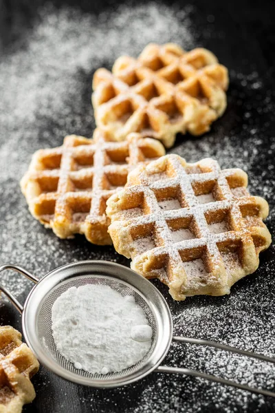 Belçika waffleları üzerine şeker serpiştirilmiş. — Stok fotoğraf