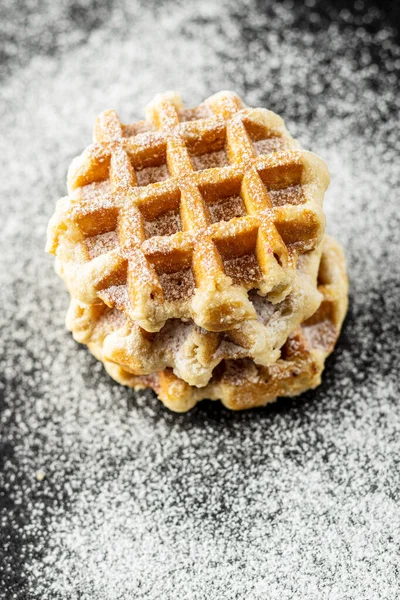 Belçika waffleları üzerine şeker serpiştirilmiş. — Stok fotoğraf