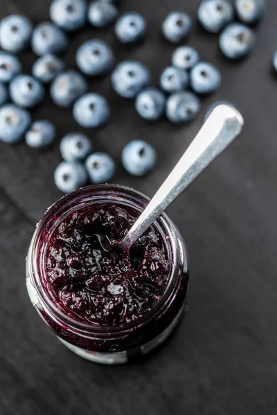 Süße Blaubeermarmelade und Blaubeeren. — Stockfoto