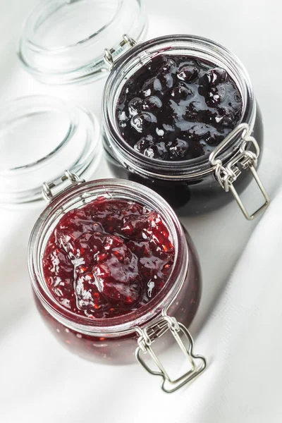 Confiture de bleuets et framboises . — Photo