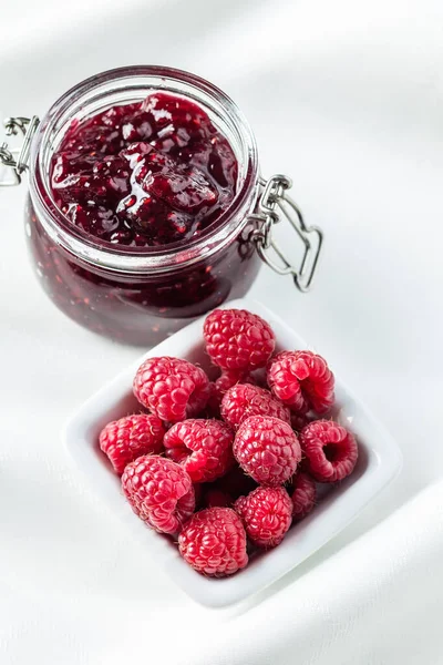 Sweet raspberry jam and raspberries. — Stock Photo, Image