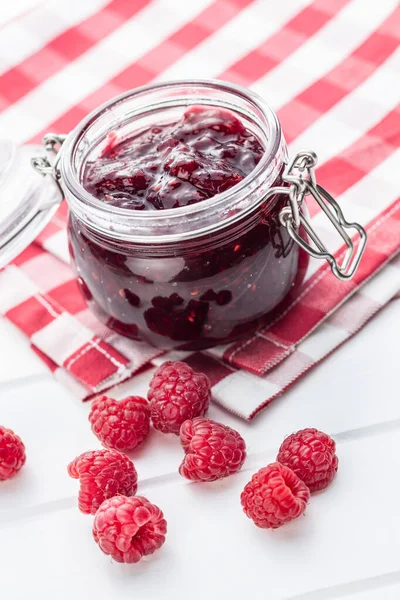 Sweet raspberry jam and raspberries. — Stock Photo, Image