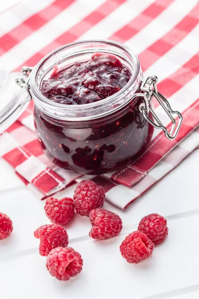 Süße Himbeermarmelade und Himbeeren. — Stockfoto