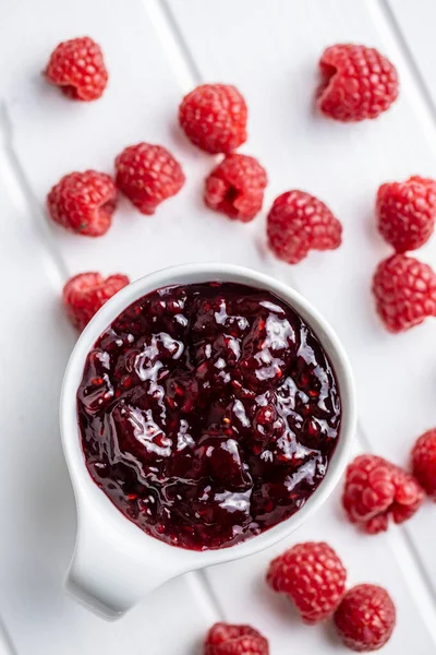 Sweet raspberry jam and raspberries. — Stock Photo, Image