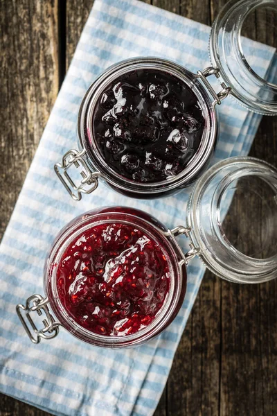 Marmellata di mirtilli e lamponi . — Foto Stock