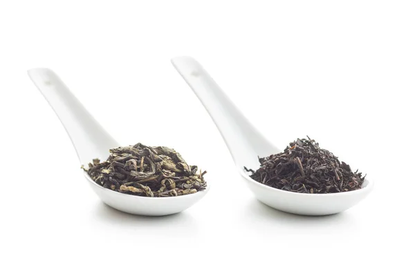 Getrocknete Blätter des schwarzen und grünen Tees. — Stockfoto
