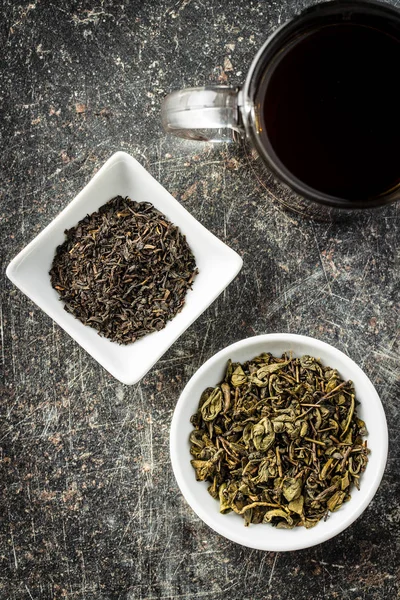 Hojas secas de té negro y verde . —  Fotos de Stock