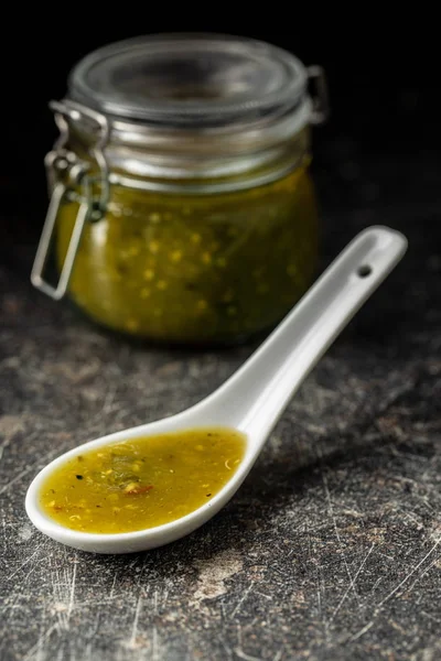 Sauce jalapeno piquante. Sauce au piment vert . — Photo