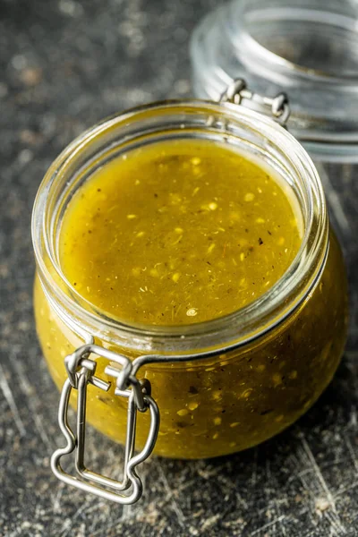 Scharfe Jalapeño-Sauce. grüne Chilisoße. — Stockfoto