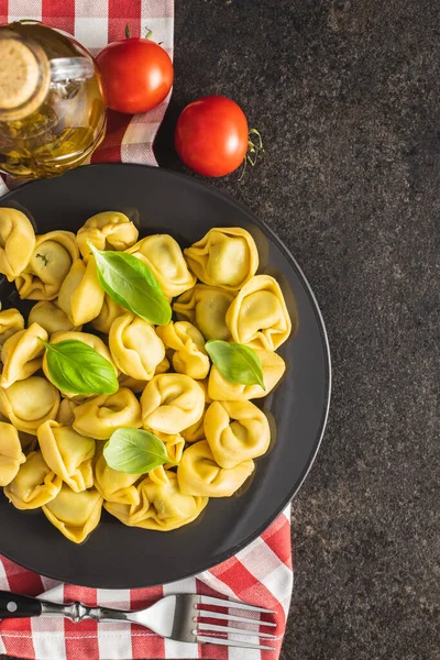 Tortellini Pasta Italiaanse Gevulde Pasta Met Basilicum Bladeren Bord Bovenaanzicht — Stockfoto