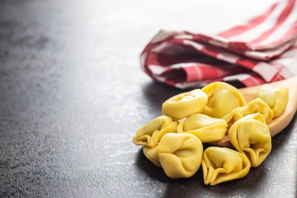 Des Pâtes Tortellini Pâtes Italiennes Farcies Sur Table Noire — Photo