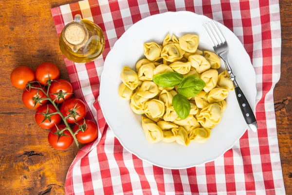 Tortellini Pasta Italiaanse Gevulde Pasta Met Basilicum Bladeren Bord Bovenaanzicht — Stockfoto