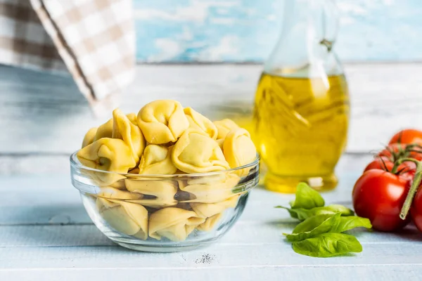 Tortellini Pasta Italiaanse Gevulde Pasta Kom Keukentafel — Stockfoto