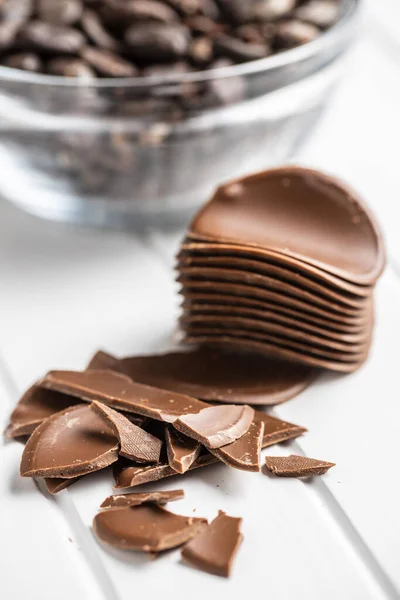 白いテーブルの上にダークチョコレートチップ — ストック写真