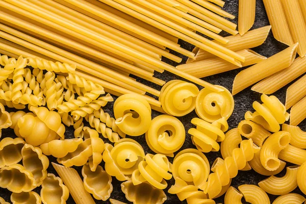 Vari Tipi Pasta Cruda Italiana Sul Tavolo Della Cucina Vista — Foto Stock