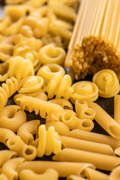 Verschiedene Arten Roher Italienischer Pasta Auf Dem Küchentisch — Stockfoto