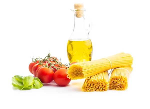 Rohe Spaghetti Kirschtomaten Basilikumblätter Und Olivenöl Isoliert Auf Weißem Hintergrund — Stockfoto