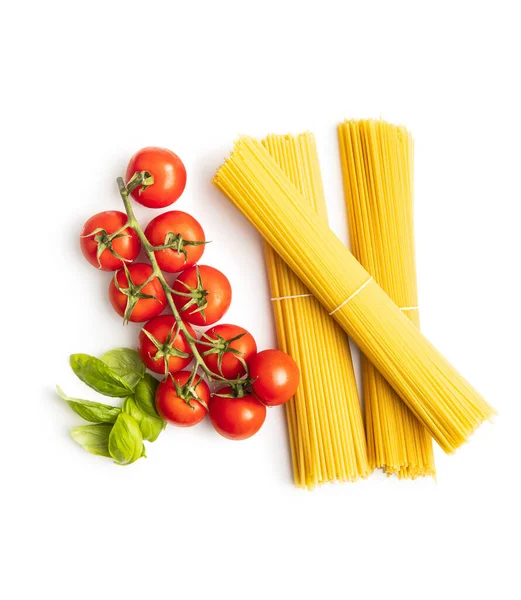Syrové Špagety Těstoviny Cherry Rajčata Listy Bazalky Olivový Olej Izolované — Stock fotografie